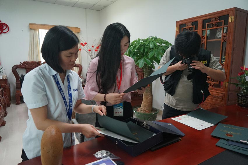 欄目組人員對萬達業(yè)資質(zhì)進行審核